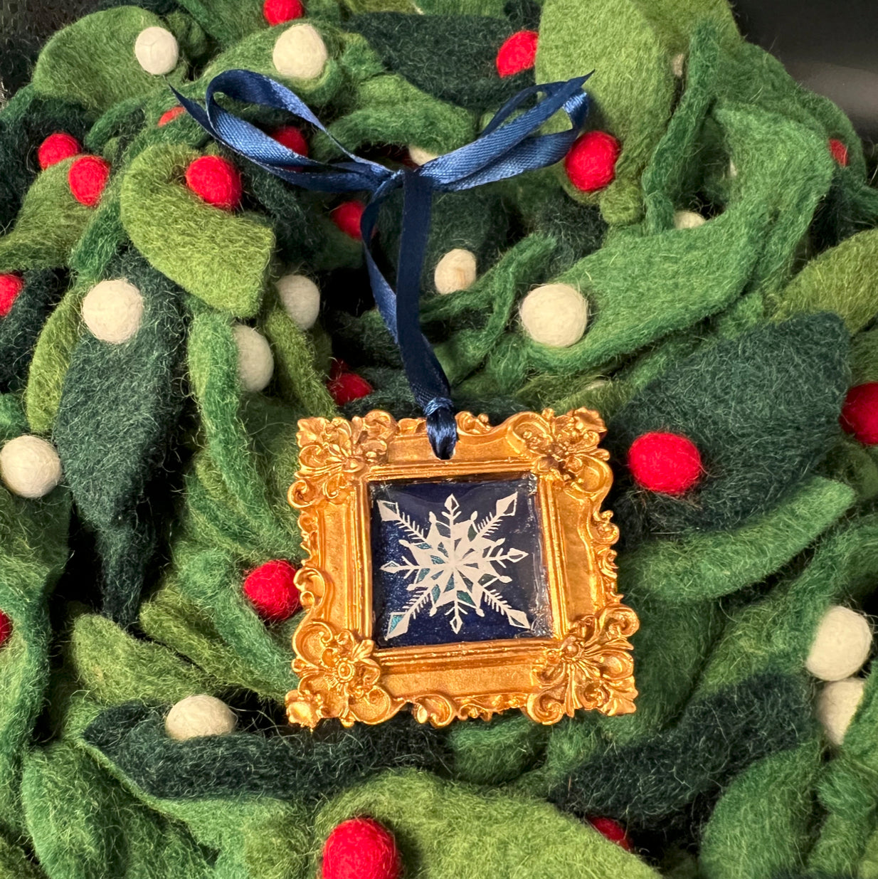 CFD Snowflake Arrow Ornament by The Art Collective International features clear glass with frosted snowflake and gold arrow